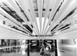 近日，由江蘇連云港中復神鷹碳纖維有限公司自主研發的千噸級高強型、高強中模型干噴濕紡高性能碳纖維關鍵技術及產業化項目通過中國工程院專家鑒定，這標志著干噴濕紡技術在我國獲得重大突破，將大幅提升國產高性能碳纖維的競爭力和附加值。圖為7月8日，工人在該公司碳纖維生產線上工作。