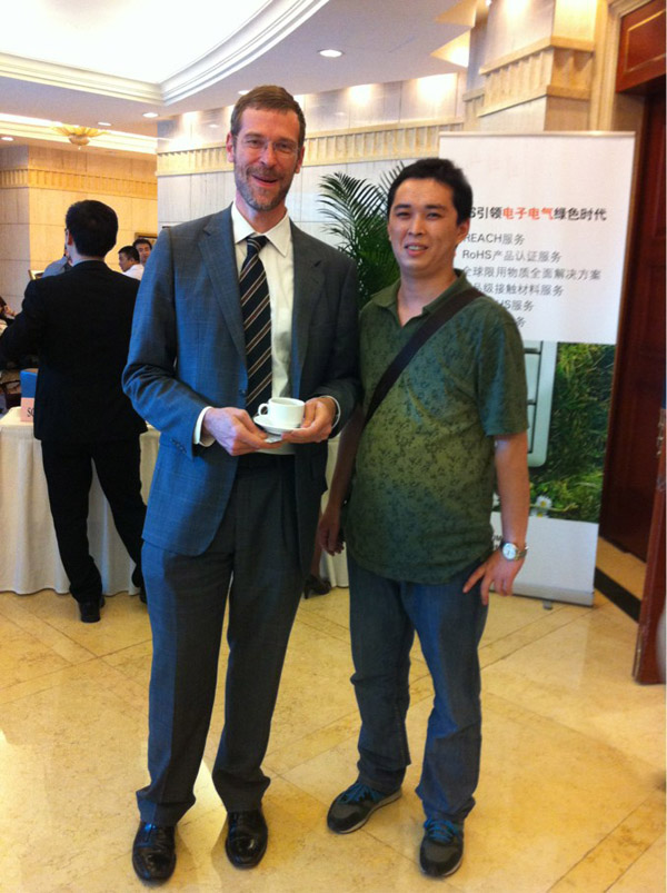 潤大世紀員工與環(huán)球資源首席運營官、執(zhí)行總裁裴克為(Craig Pepples)在一起